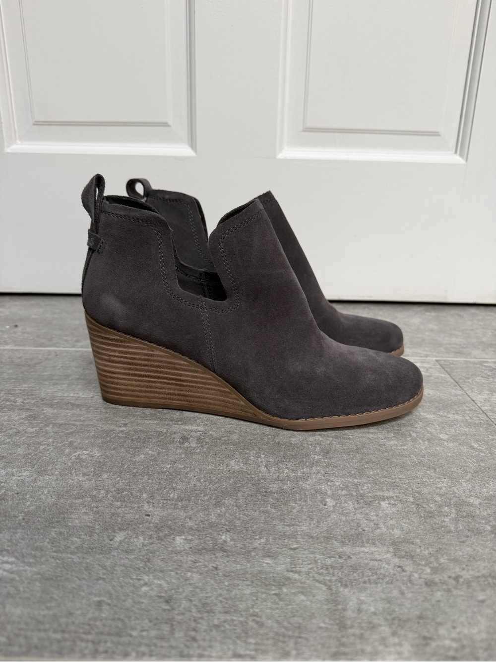 Tom’s - Wedge Suede Ankle Bootie in Charcoal - NWT